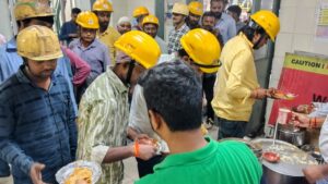 BSP कर्मचारियों और अधिकारियों द्वारा भंडारे में प्रसाद वितरण – खीर, पूरी और सब्ज़ी