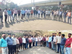 प्रबंधन को ज्ञापन सौंपते हुए BWU पदाधिकारी